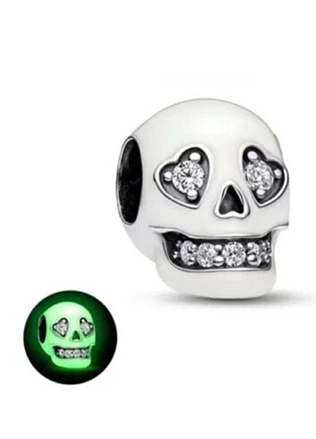 Pandora karanlıkta parlayan kurukafa charm