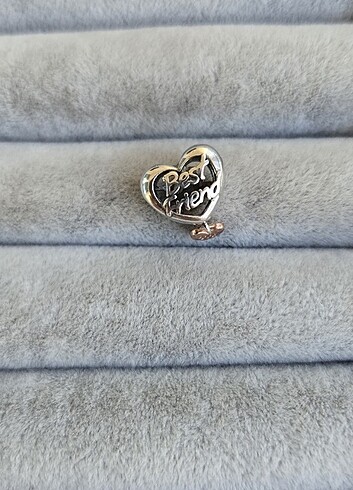 Beden Pandora best friend charm