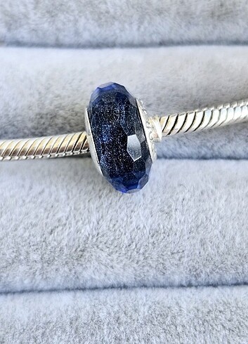 Pandora Pandora ışık yayan lacivert murano charm