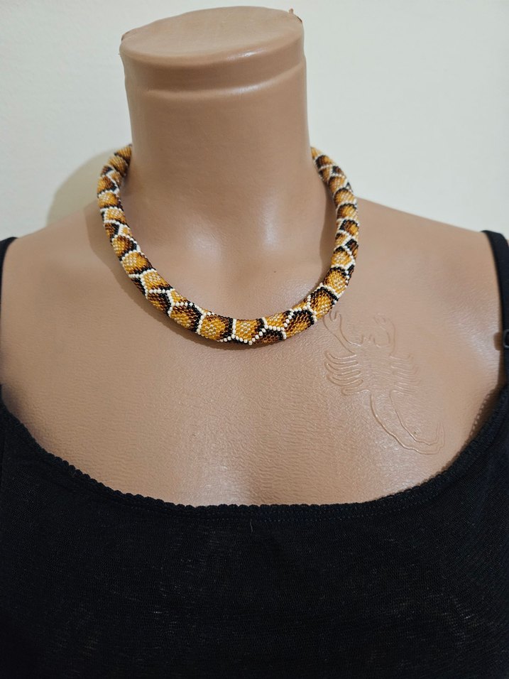 Uzun Boncuklu Yılan Desenli Kadın Kolye - Görsel 3