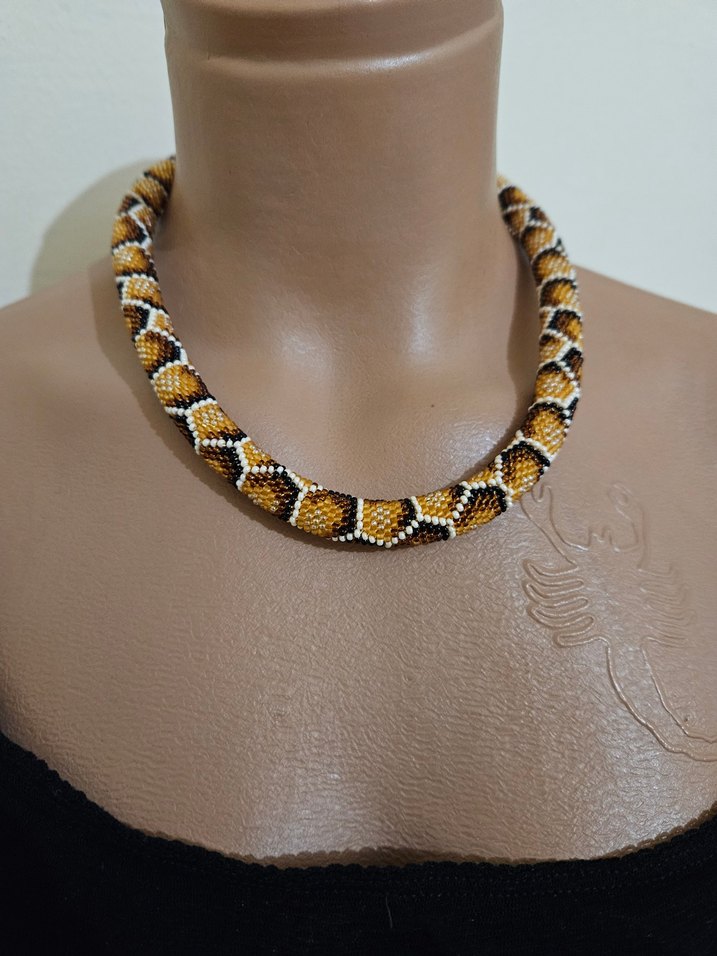 Uzun Boncuklu Yılan Desenli Kadın Kolye - Görsel 2