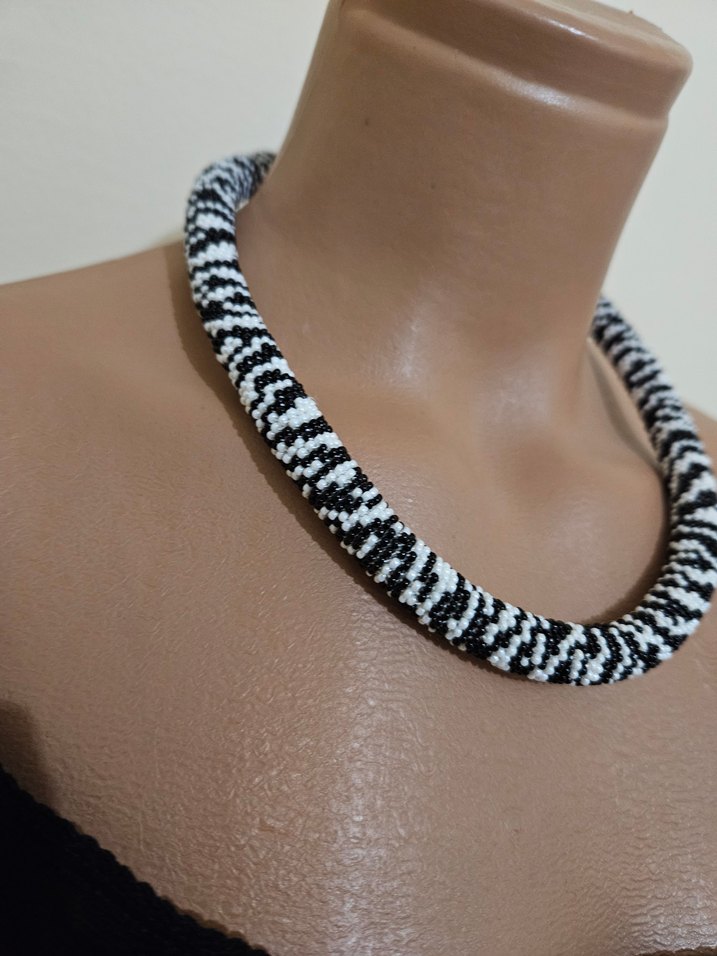 Zebra Desenli Siyah Beyaz Hapishane İşi Boncuk Kolye - Görsel 2