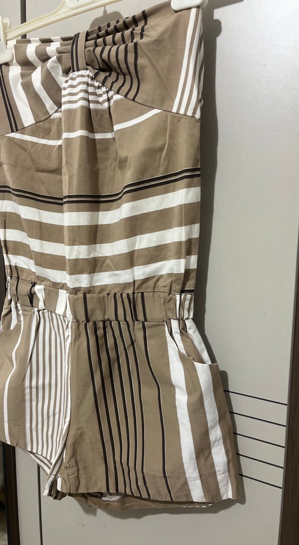 Bej Çizgili Boyundan Askılı Kemerli Mini Tulum - Görsel 3