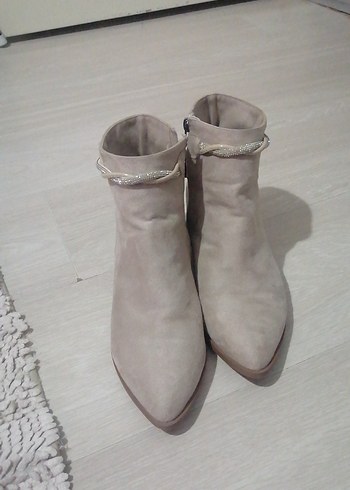 Zincir Detaylı Bej Süet Kadın Bot - Görsel 2