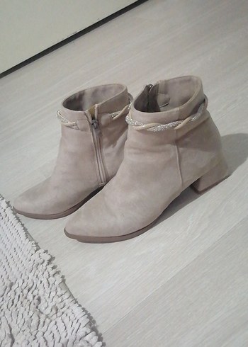 Zincir Detaylı Bej Süet Kadın Bot - Görsel 3