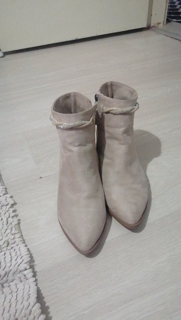 Zincir Detaylı Bej Süet Kadın Bot - Görsel 2