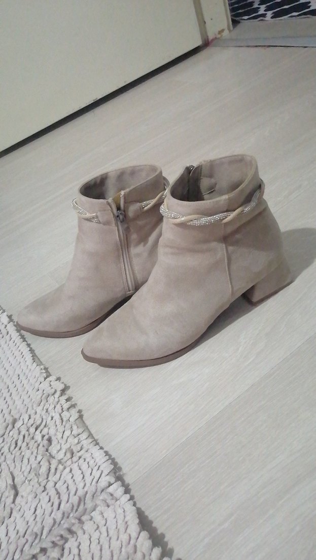 Zincir Detaylı Bej Süet Kadın Bot - Görsel 3