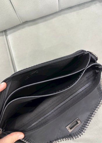 Zara Zincir Detaylı Siyah Deri Kadın Çanta