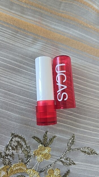 Dudak nemlendiricisi ve de 2 adet aksesuaryla - Görsel 2