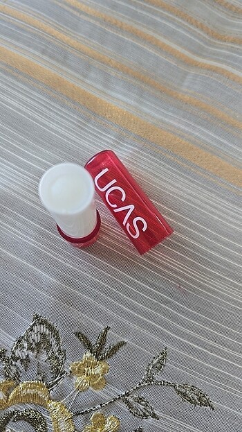 Dudak nemlendiricisi ve de 2 adet aksesuaryla - Görsel 3