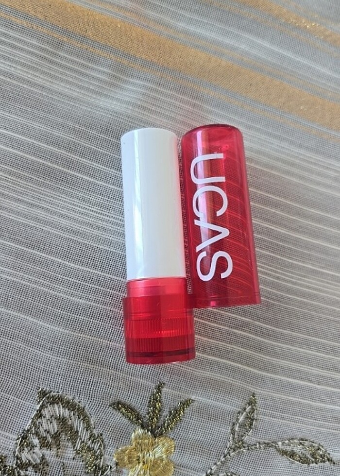 Dudak nemlendiricisi ve de 2 adet aksesuaryla - Görsel 2