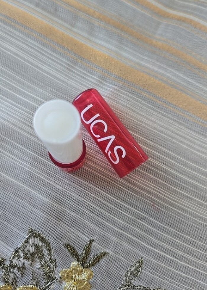 Dudak nemlendiricisi ve de 2 adet aksesuaryla - Görsel 3