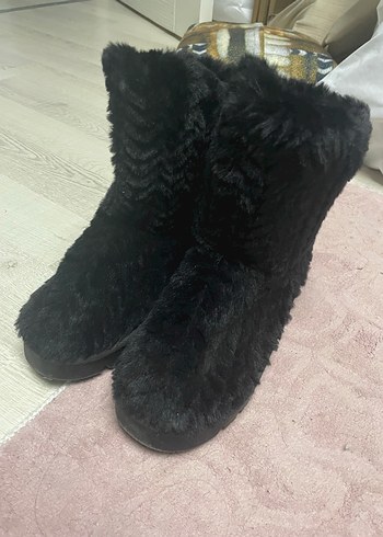 Siyah Kürklü Kadın Dolgu Topuk Bot