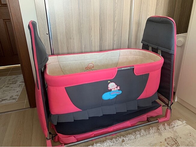 Sallanan portatif bebek beşiği
