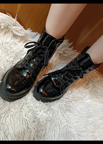 Siyah Bot - Görsel 2