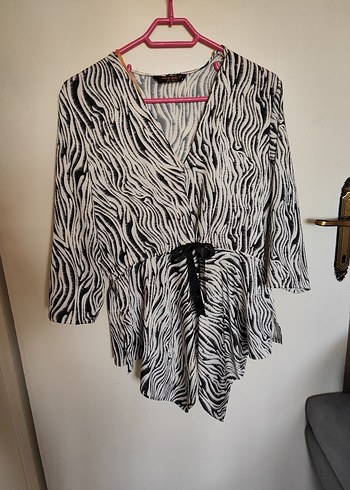 Zebra Desenli V Yaka Kemerli Mini Bluz