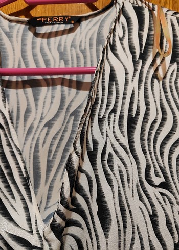 38 Beden siyah Renk Zebra Desenli V Yaka Kemerli Mini Bluz