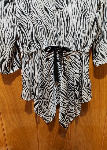 Diğer Zebra Desenli V Yaka Kemerli Mini Bluz