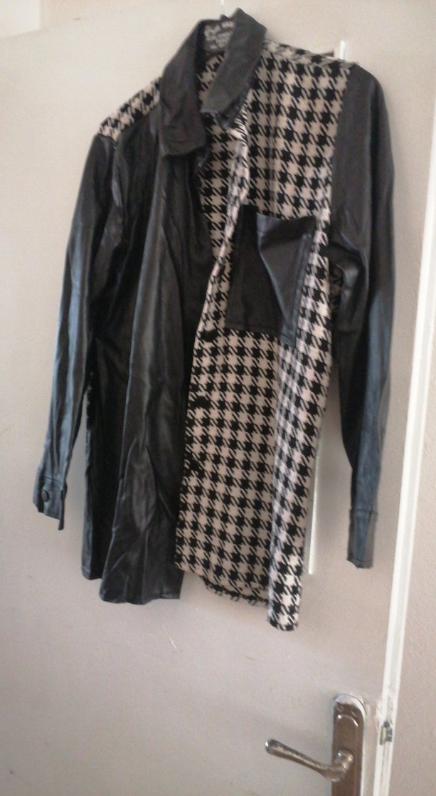 Düğmeli Siyah Deri yakasında hafif soyulma oldu - Görsel 2