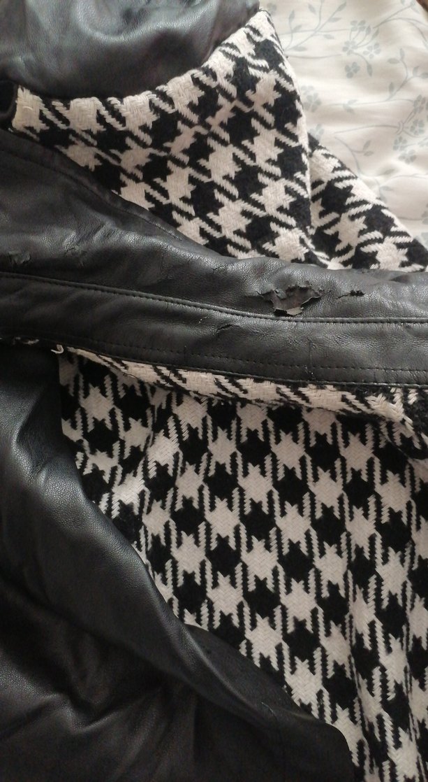 Düğmeli Siyah Deri yakasında hafif soyulma oldu - Görsel 3