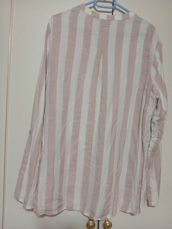 Pembe Çizgili V Yaka Uzun Kollu Gömlek - Görsel 4