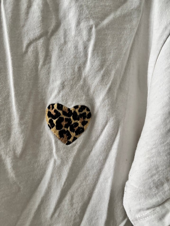 Beyaz Pamuklu Leopar Desenli Tişört - Görsel 2