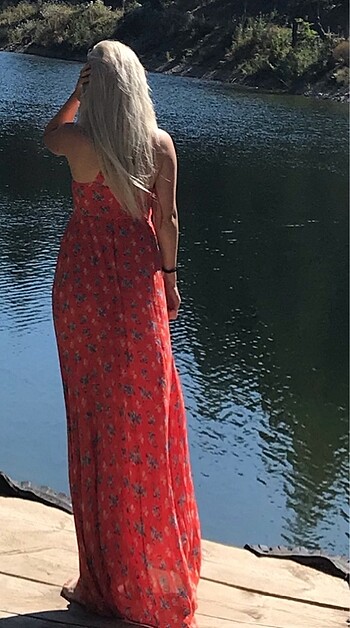 Kırmızı çiçekli elbise - Görsel 2