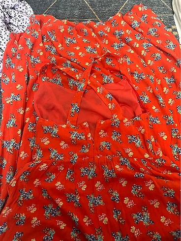 Kırmızı çiçekli elbise - Görsel 3