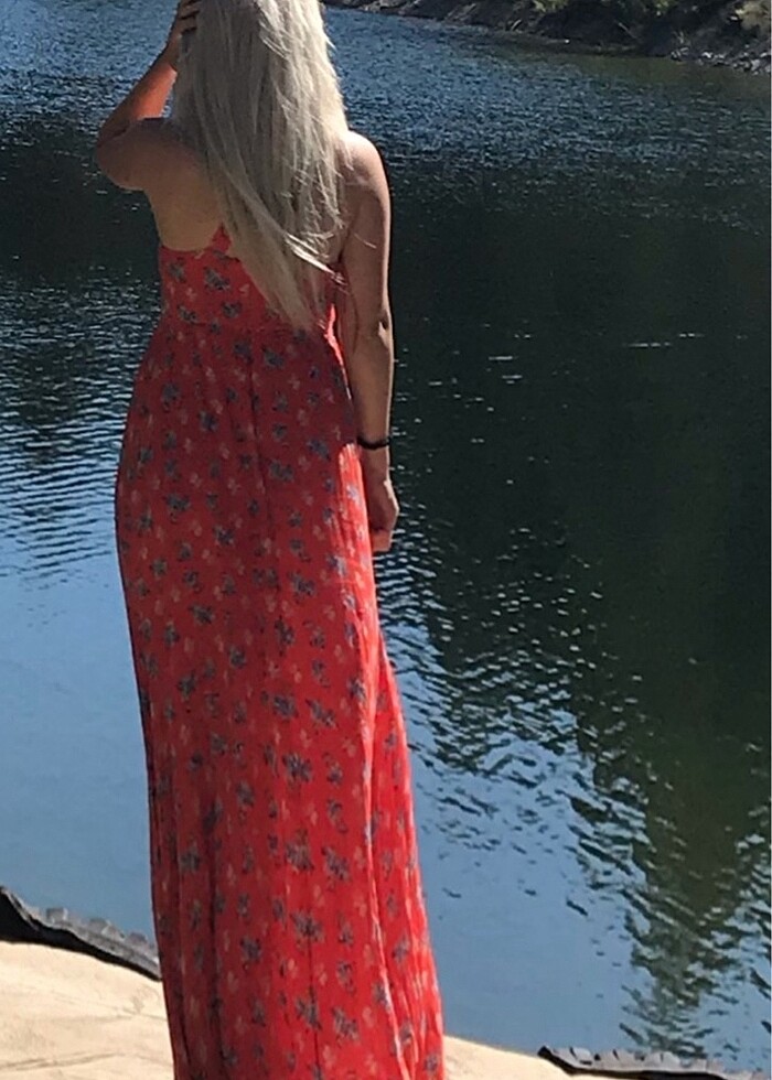 Kırmızı çiçekli elbise - Görsel 2