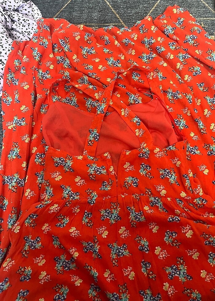 Kırmızı çiçekli elbise - Görsel 3