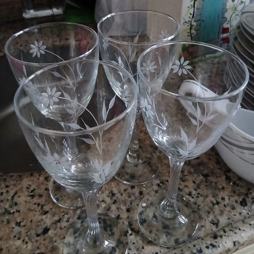 Beyaz Çiçek Desenli İnce Cam Kadehler - Görsel 2