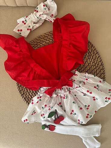 1,5 Yaş Beden Kirazlı salopet&tulum +bandana+çorap