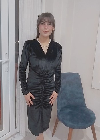 Siyah V Yakalı Drapeli Midi Elbise
