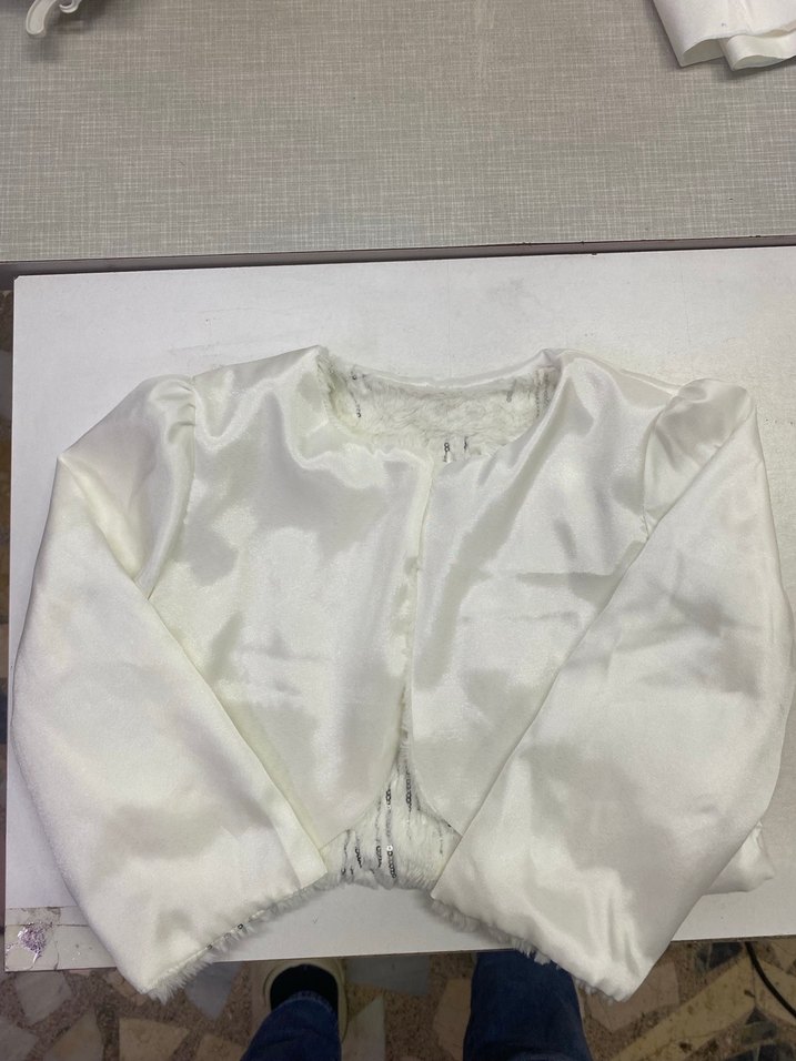 Kız Çocuk Beyaz Kürklü İşlemeli Bolero - Görsel 3