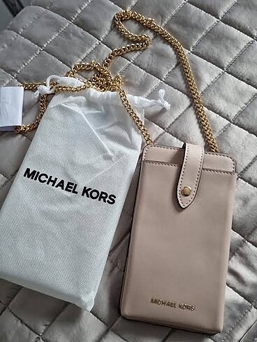 Michael Kors pudra rengi kartlıklı telefon çantası