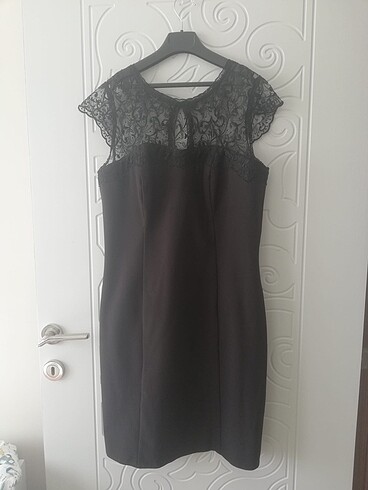 siyah dantel detaylı elbise