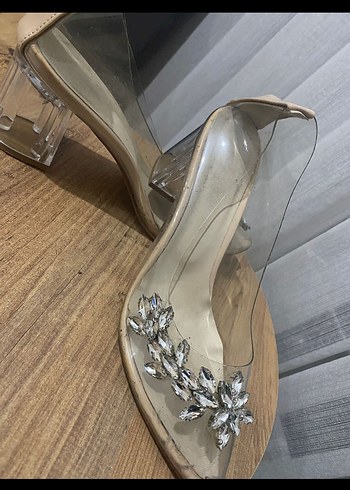 Bej Çiçekli Parlak Topuklu Kadın Ayakkabı - Görsel 5