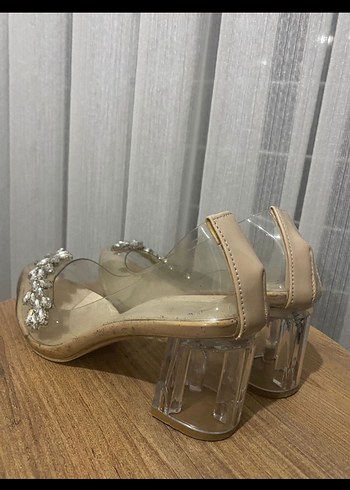 Bej Çiçekli Parlak Topuklu Kadın Ayakkabı - Görsel 3