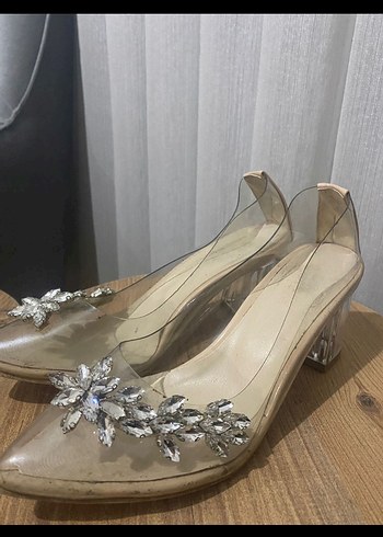 Bej Çiçekli Parlak Topuklu Kadın Ayakkabı - Görsel 2