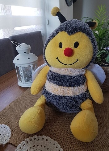 40cm boyunda cok sevimli bir arı. Hiç bir sorunu yok .yırtık def