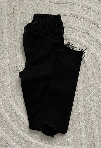 Calzedonia yırtık detaylı siyah jean