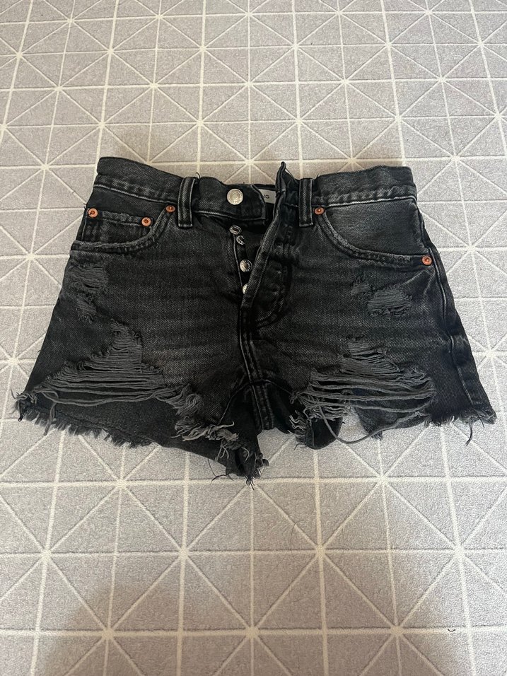 Siyah Yırtık Mini Denim Şort - Görsel 3