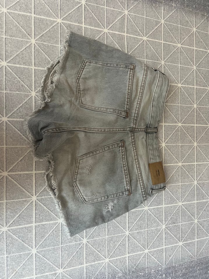 Gri Yırtık Mini Kadın Kot Şort - Görsel 4