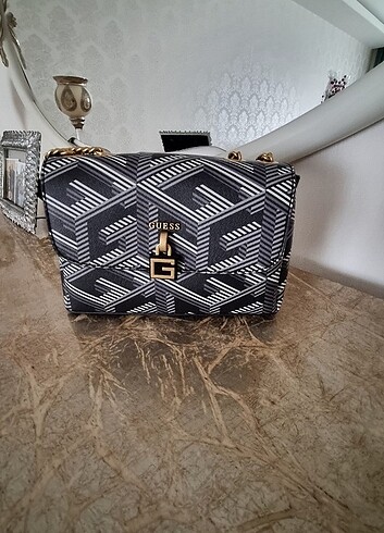 Guess Orjinal boynerden alindi