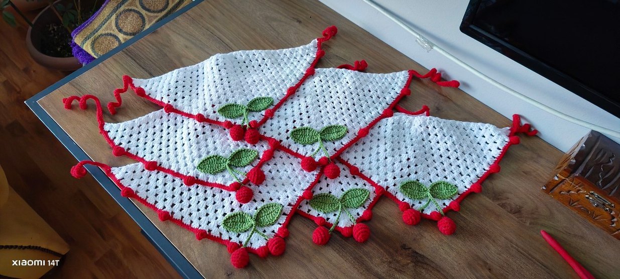 Kırmızı Kenarlı Beyaz Örgü Saç Bandı - Görsel 2