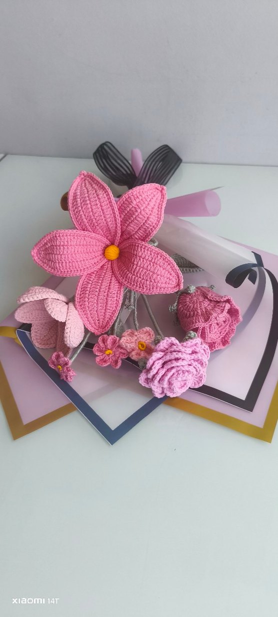 El Yapımı Pembe Örgü Çiçek Buketi - Görsel 2