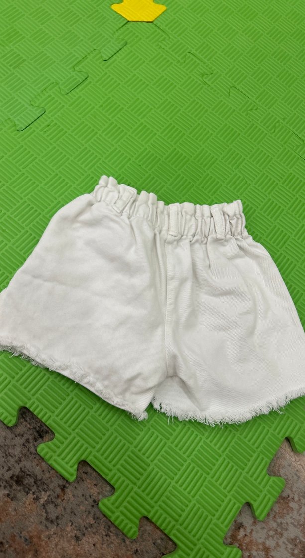 Kız Çocuk Beyaz Pamuklu Fırfırlı Şort - Görsel 3