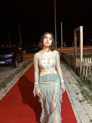 Raisa&vanessa; yeşil volanlı dantel abiye elbise 