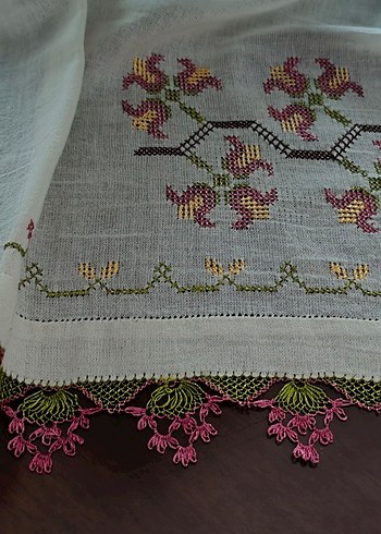 Çiçek İşlemeli iğne oyası Kenarlı Masa Örtüsü - Görsel 2