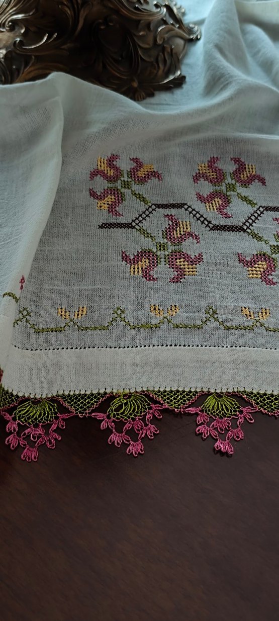 Çiçek İşlemeli iğne oyası Kenarlı Masa Örtüsü - Görsel 2